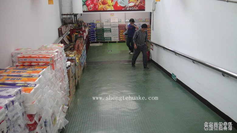 超市發(fā)橡膠地板工程實(shí)圖